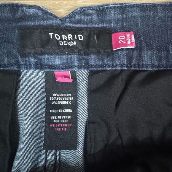 Torrid Women's 20 Rolled Hem Bermuda Shorts Dark Wash Stretch Denim Casual Basic - Picture 3 of 4